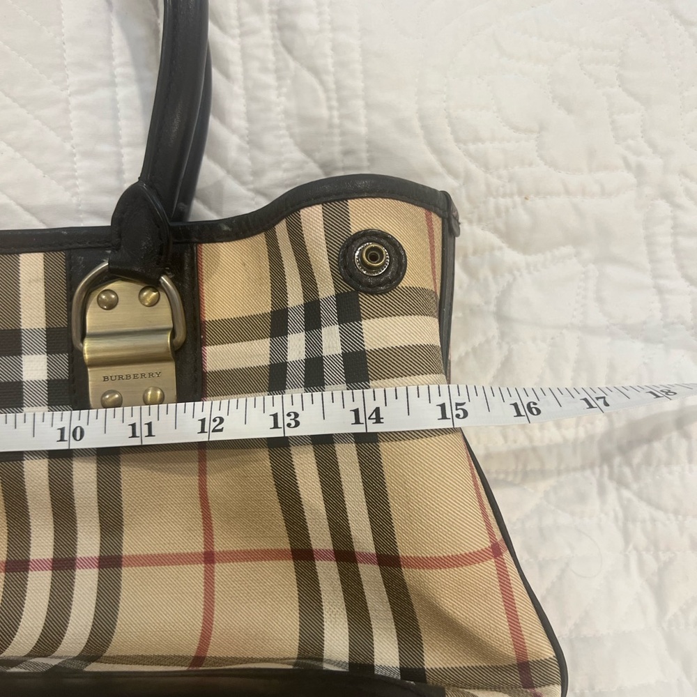💄 Burberry Beige Check Canvas Tote with Black Leather Trim and Gold Hardware - Picture 12 of 14